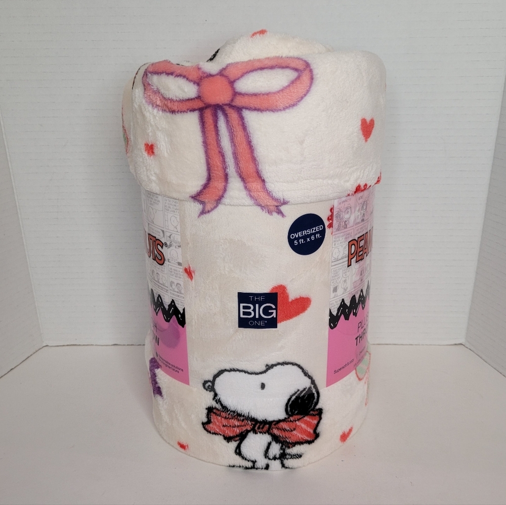 Peanuts Snoopy with Bows and Hearts Super Soft Oversized Plush Throw Blanket NWT